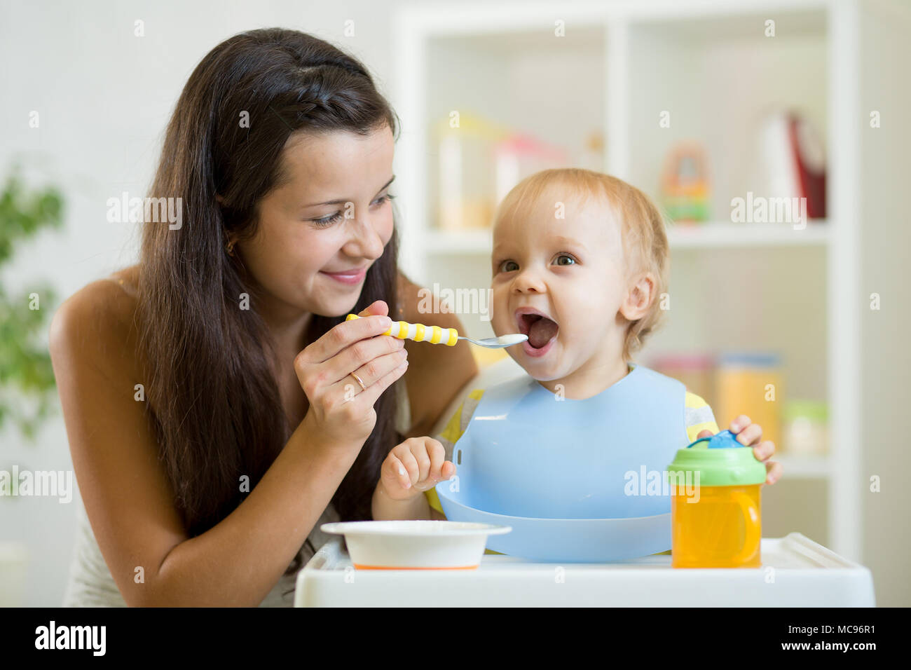 La madre nutre il bambino dal cucchiaio Foto Stock