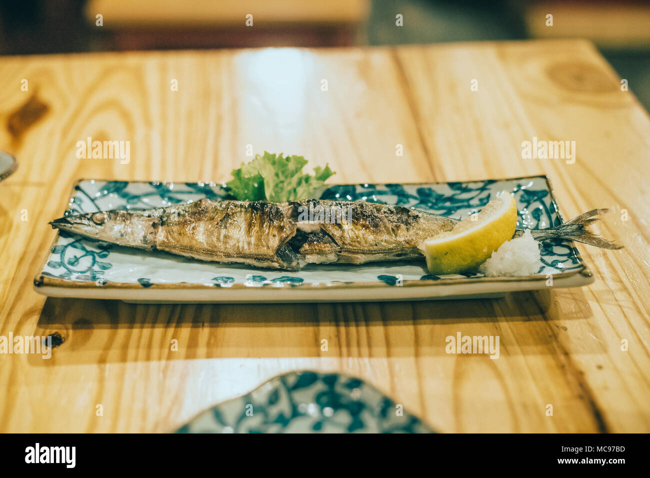 Il cibo giapponese in izakaya ristorante di notte. Foto Stock