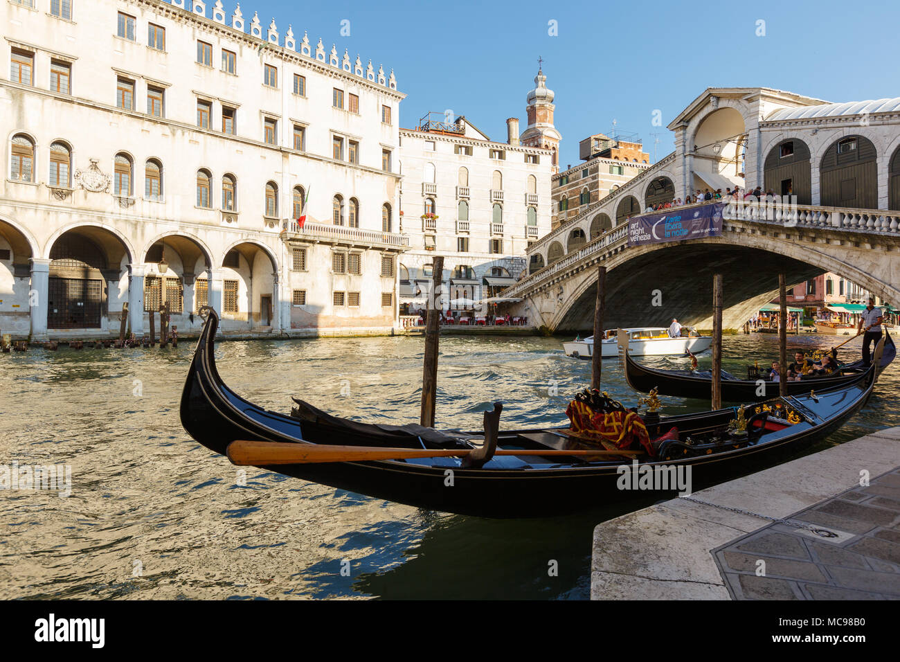 Venezia, Italia - Giugno, 21, 2013: Vista della gondola e il Ponte di Rialto, molti turisti su un ponte con Motonave passeggeri è sotto un ponte, openair r Foto Stock
