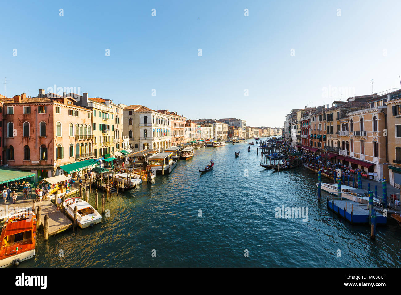 Venezia, Italia - Giugno, 21, 2013: vista dal Ponte di Rialto a Grand canal, molti turisti godere di gondole e gite in barche a motore. Dal terminal dei traghetti, Palazzo D Foto Stock
