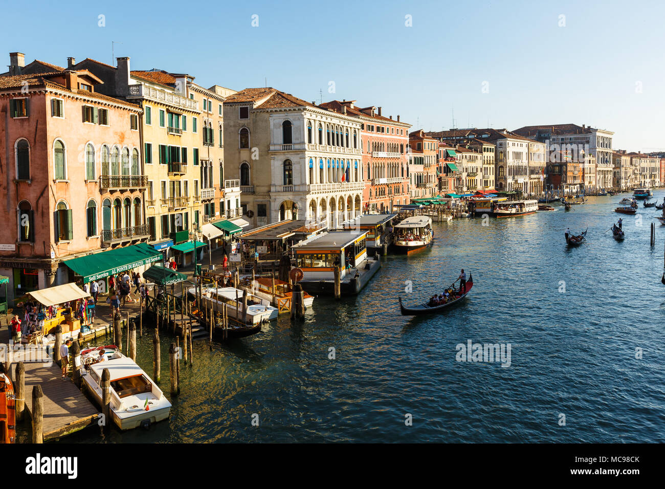 Venezia, Italia - Giugno, 21, 2013: vista dal Ponte di Rialto a Grand canal, molti turisti godere di gondole e gite in barche a motore. Dal terminal dei traghetti, Palazzo D Foto Stock