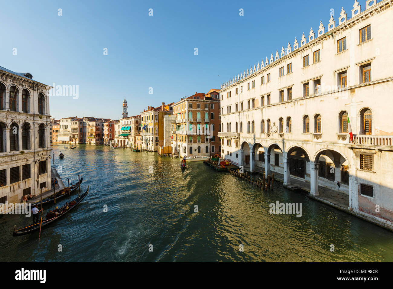 Venezia, Italia - Giugno, 21, 2013: vista dal Ponte di Rialto a Grand canal, molti turisti le persone godono di un periodo di riposo su gondole e grandi imbarcazioni da diporto . Sunny Foto Stock
