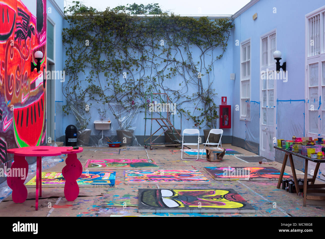 Lima, Perù -- Aprile 13, 2018. Un open air artista studio / area di lavoro nel Barranco del distretto di Lima, Perù. Solo uso editoriale. Foto Stock Lima, Perù -- Aprile 13, 2018. Un open air artista studio / area di lavoro nel Barranco del distretto di Lima, Perù. Solo uso editoriale. Foto Stock