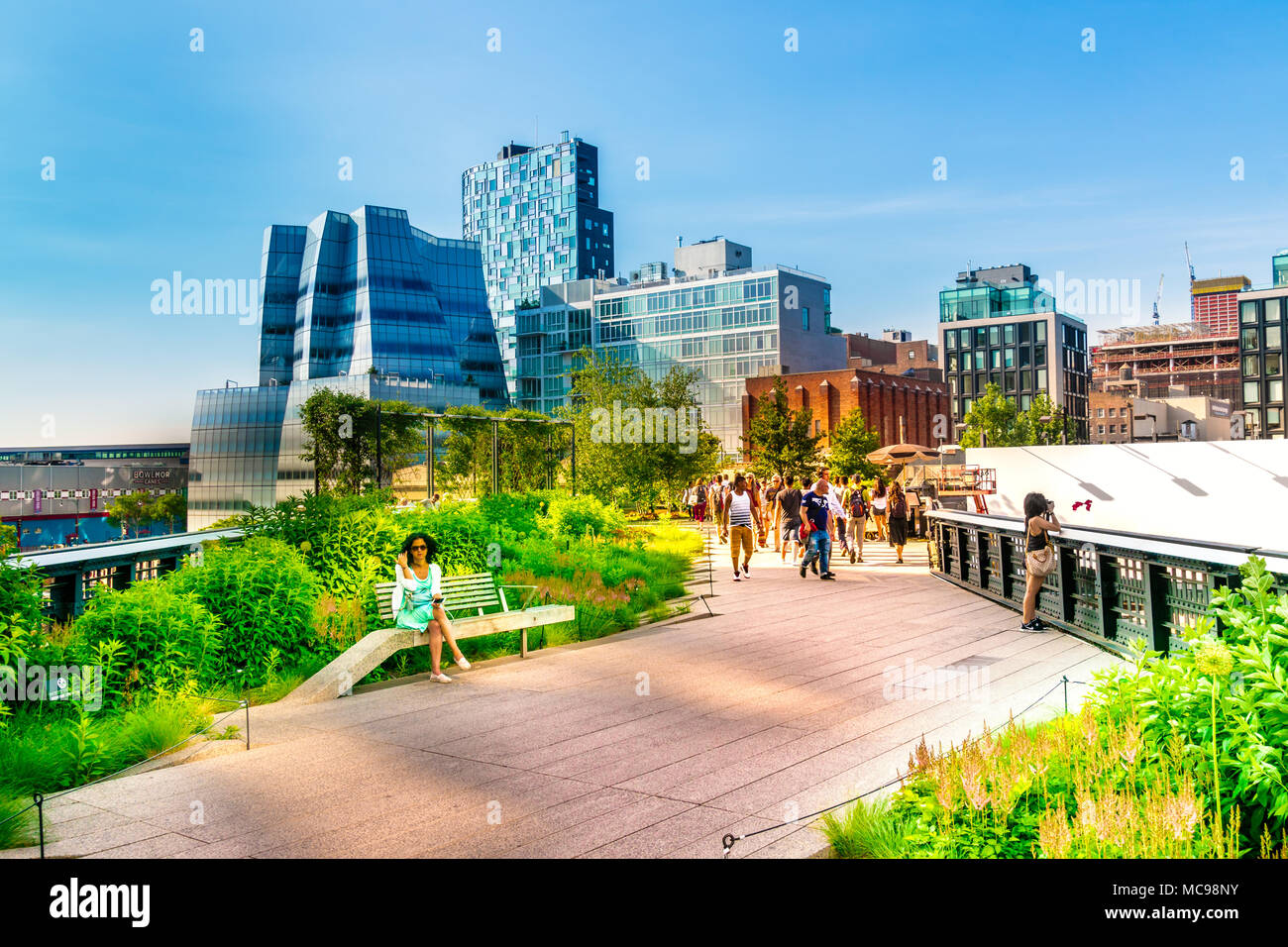 Manhattan, New York City - Giugno 14, 2017: La High Line Park in Manhattan New York. Il parco urbano è frequentato da gente del posto e turisti costruito sull'elev Foto Stock