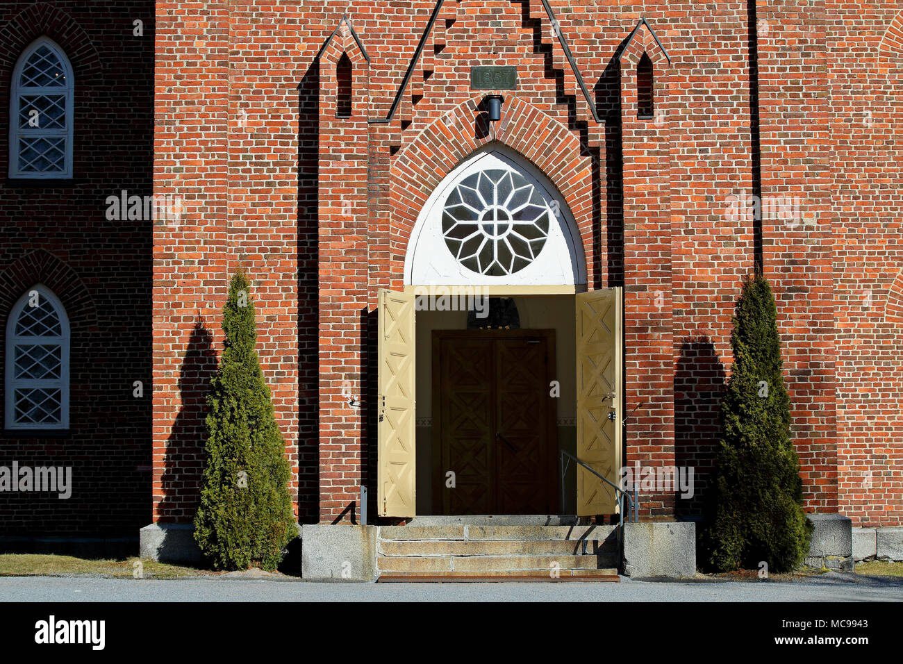 Le porte della chiesa sono aperte nella luce del mattino Foto Stock