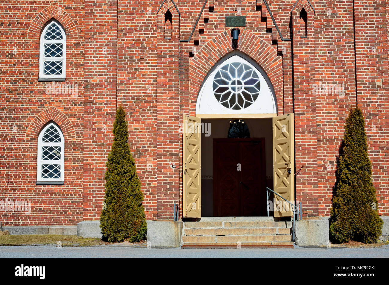 Le porte della chiesa sono aperte nella luce del mattino Foto Stock