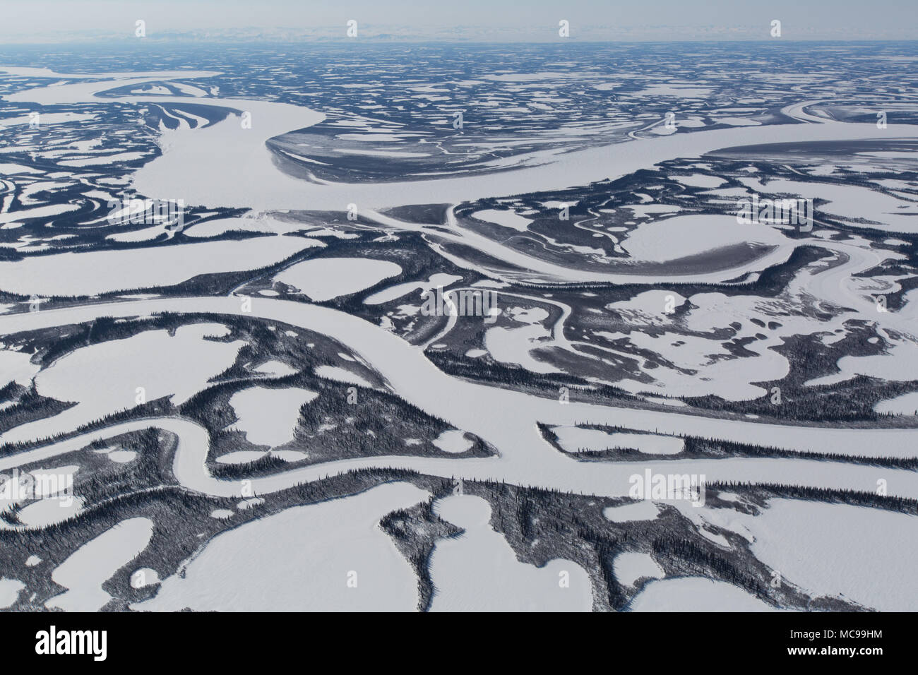 Vista aerea che mostra i modelli congelati del delta del Beaufort in inverno, nell'Artico occidentale, al di fuori dell'Inuvik, territori del Nord-Ovest, Canada Foto Stock