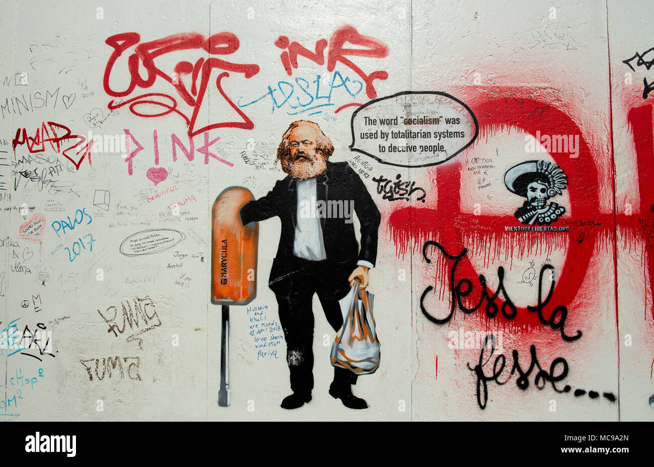 La East Side Gallery. Il più grande la restante sezione del muro di Berlino, anche uno dei più grandi del mondo open-air gallerie. Berlino, Germania Foto Stock