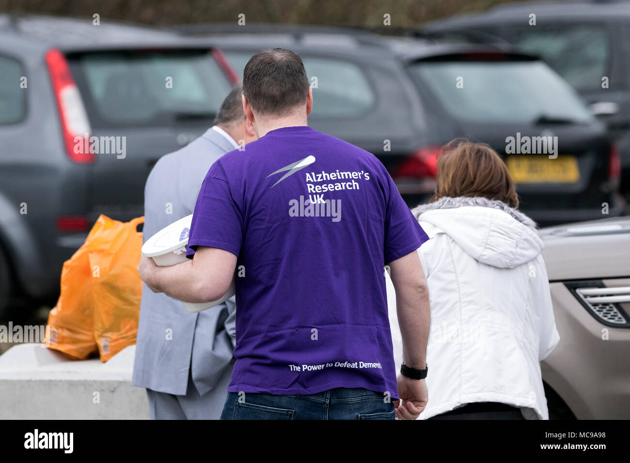 Un morbo di Alzheimer la società carità collector con benna di donazione di denaro raccolta fondi di cassa donazioni su Street, Liverpool, Merseyside, Regno Unito. Foto Stock