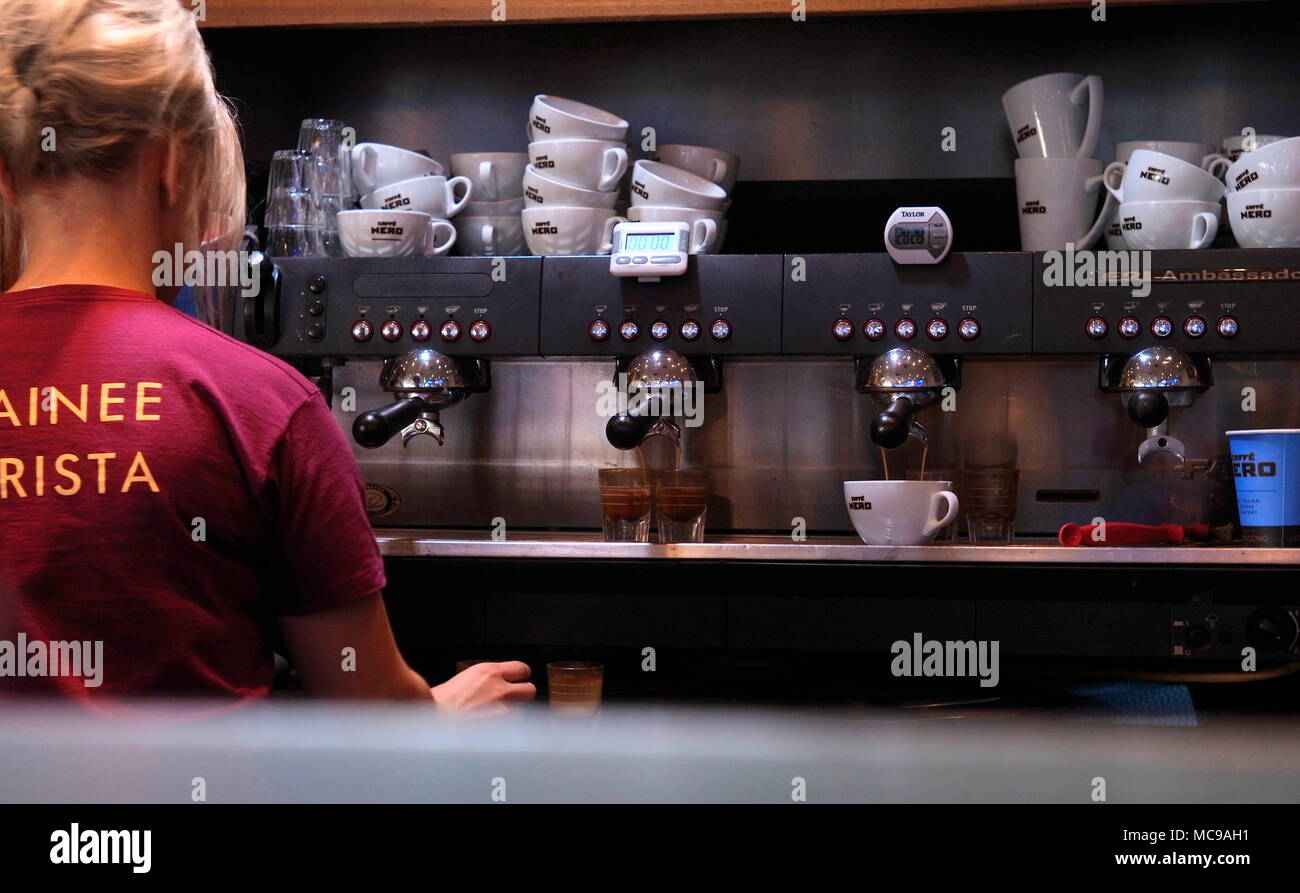 AJAXNETPHOTO. 2018. WORTHING, Inghilterra. - Macchina da caffè - TIROCINANTE BARISTA preparazione di caffè DEGLI ORDINI PER I CLIENTI IN UN BAR RISTORANTE NERO SULLA COSTA SUD. Foto:JONATHAN EASTLAND/AJAX REF:180303 6844 Foto Stock