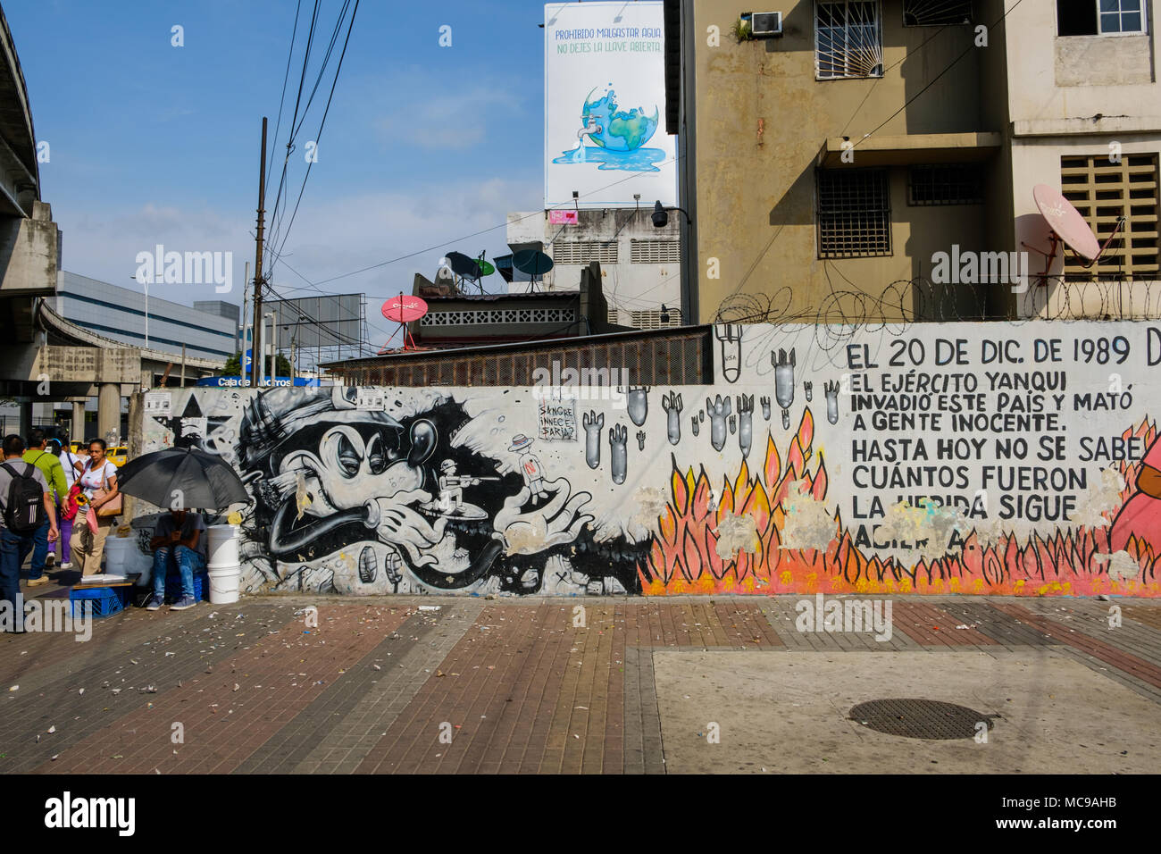 Panama City, Panama - marzo 2018: politico graffiti nella città di Panama, riferendosi alla invasione statunitense di Panama nel 1989 Foto Stock