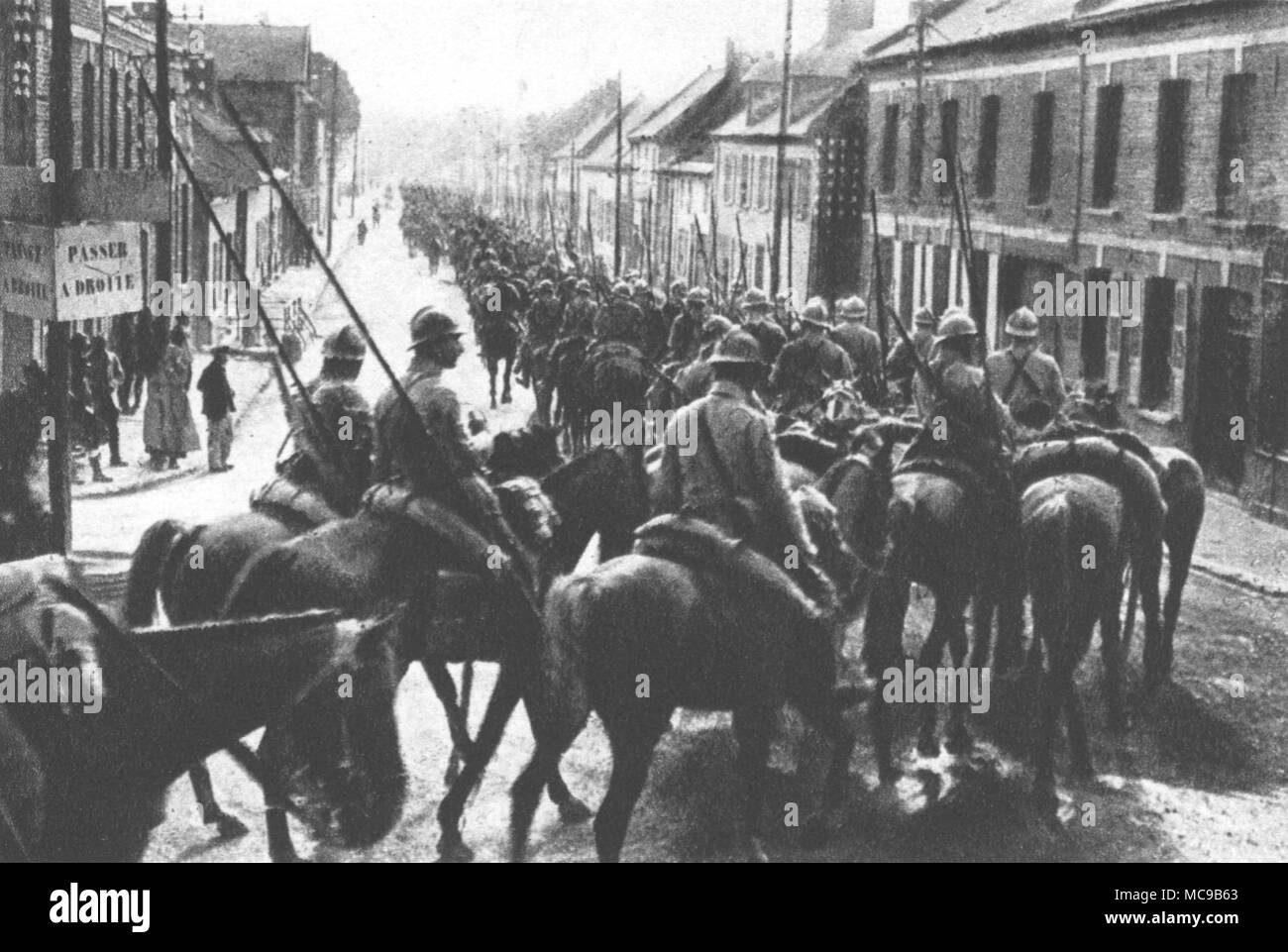 La cavalleria francese passa una località nei pressi di Somme (Luglio 16th, 1916). Foto Stock