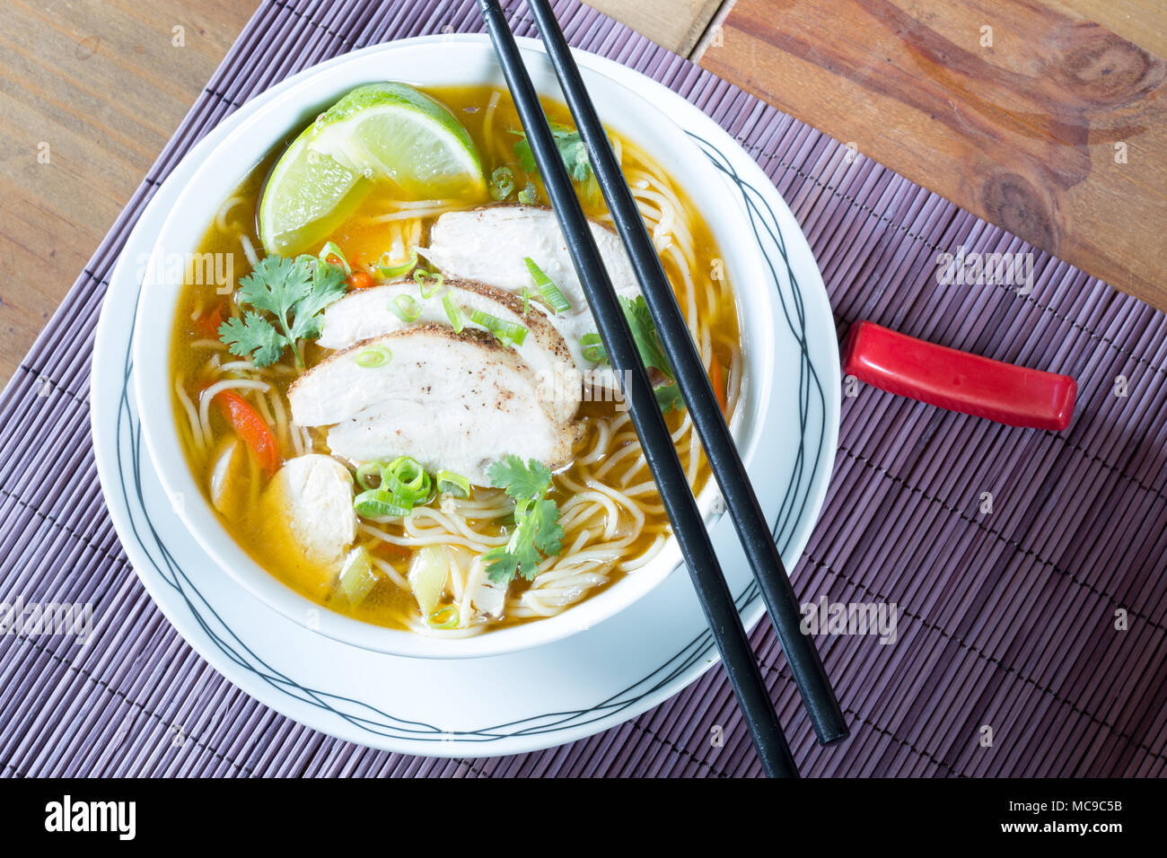 Una ciotola di zuppa di noodle al pollo o in vietnamita Pho realizzato per una ricetta tradizionale Foto Stock