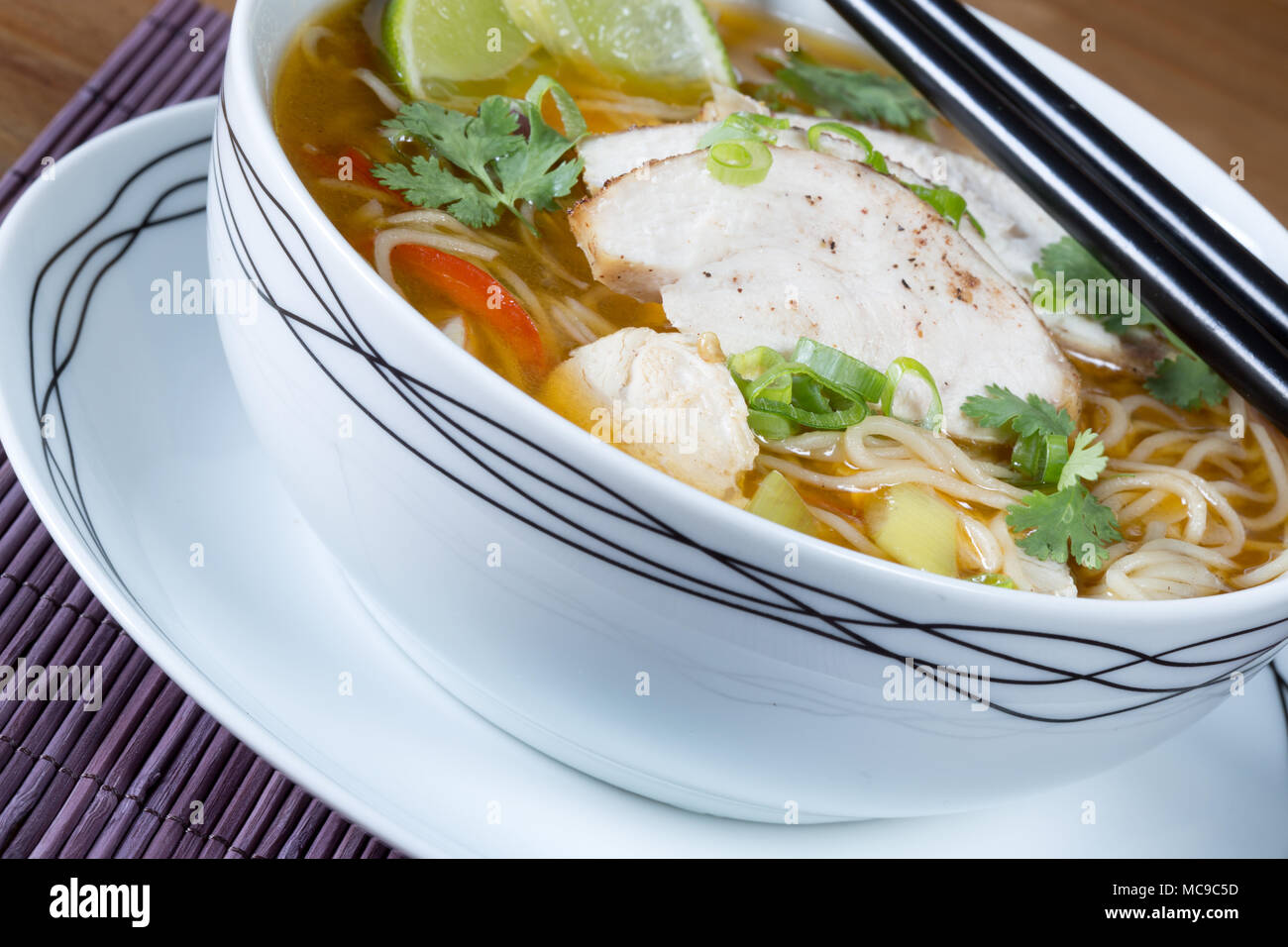 Una ciotola di zuppa di noodle al pollo o in vietnamita Pho realizzato per una ricetta tradizionale Foto Stock