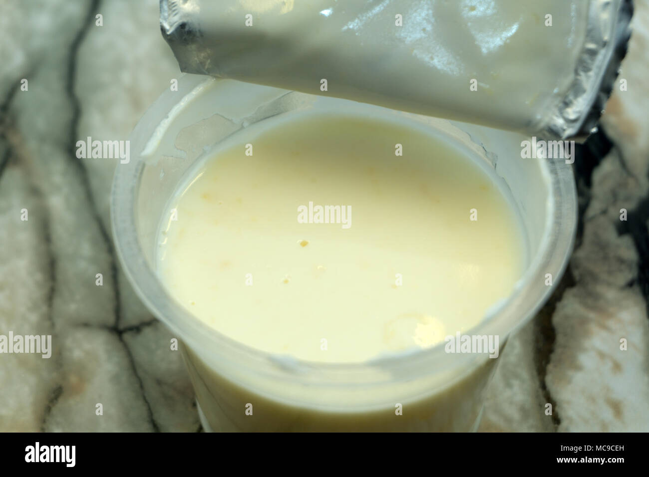 Arroz con leche. Budino di riso con cannella su sfondo di legno Foto Stock
