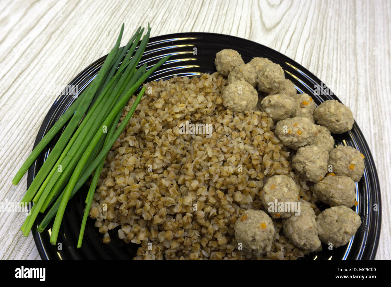 Menu per bambini. Polpette con farinata di grano saraceno e sugo di carne. Decorate con figure di uccelli. Su sfondo bianco Foto Stock