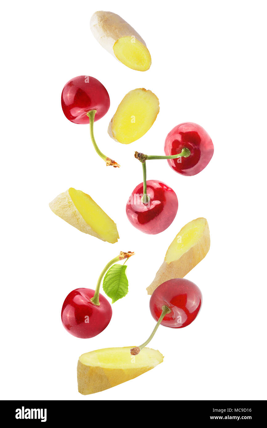 Isolato battenti frutti. Isolato la caduta di ciliegie e zenzero su sfondo bianco con percorso di clipping pacchetto come elemento di design e pubblicità. Foto Stock