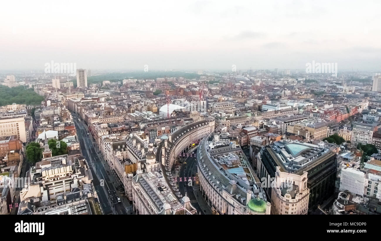 Vista aerea centrale dello skyline di Londra Centro Città sopra strada di Piccadilly e Regent Street Mayfair confinanti in England Regno Unito Regno Unito Foto Stock