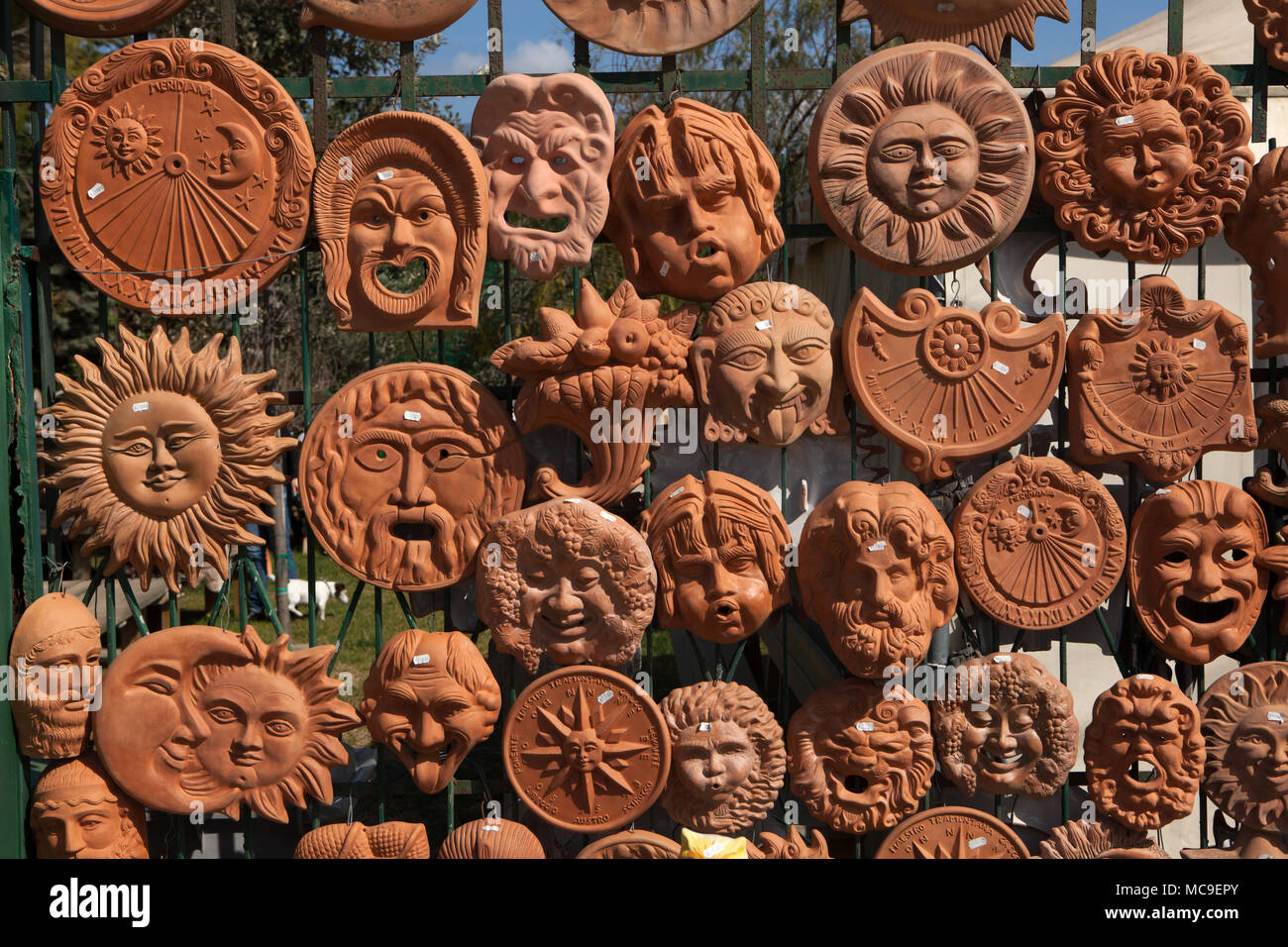 Souvenir di ceramica nel negozio di souvenir nel sito archeologico di Peastum in Campania, Italia. Foto Stock