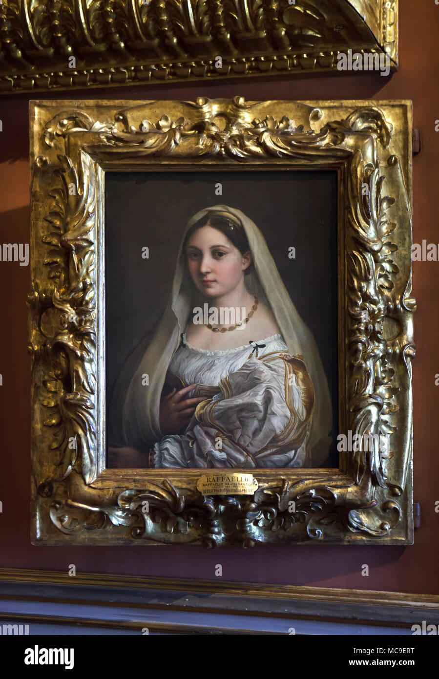 Dipinto 'La donna velata' (1514-1515) dal Rinascimento italiano del pittore Raffaello in mostra nella Galleria Palatina (Galleria Palatina) di Palazzo Pitti a Firenze, Toscana, Italia. Foto Stock