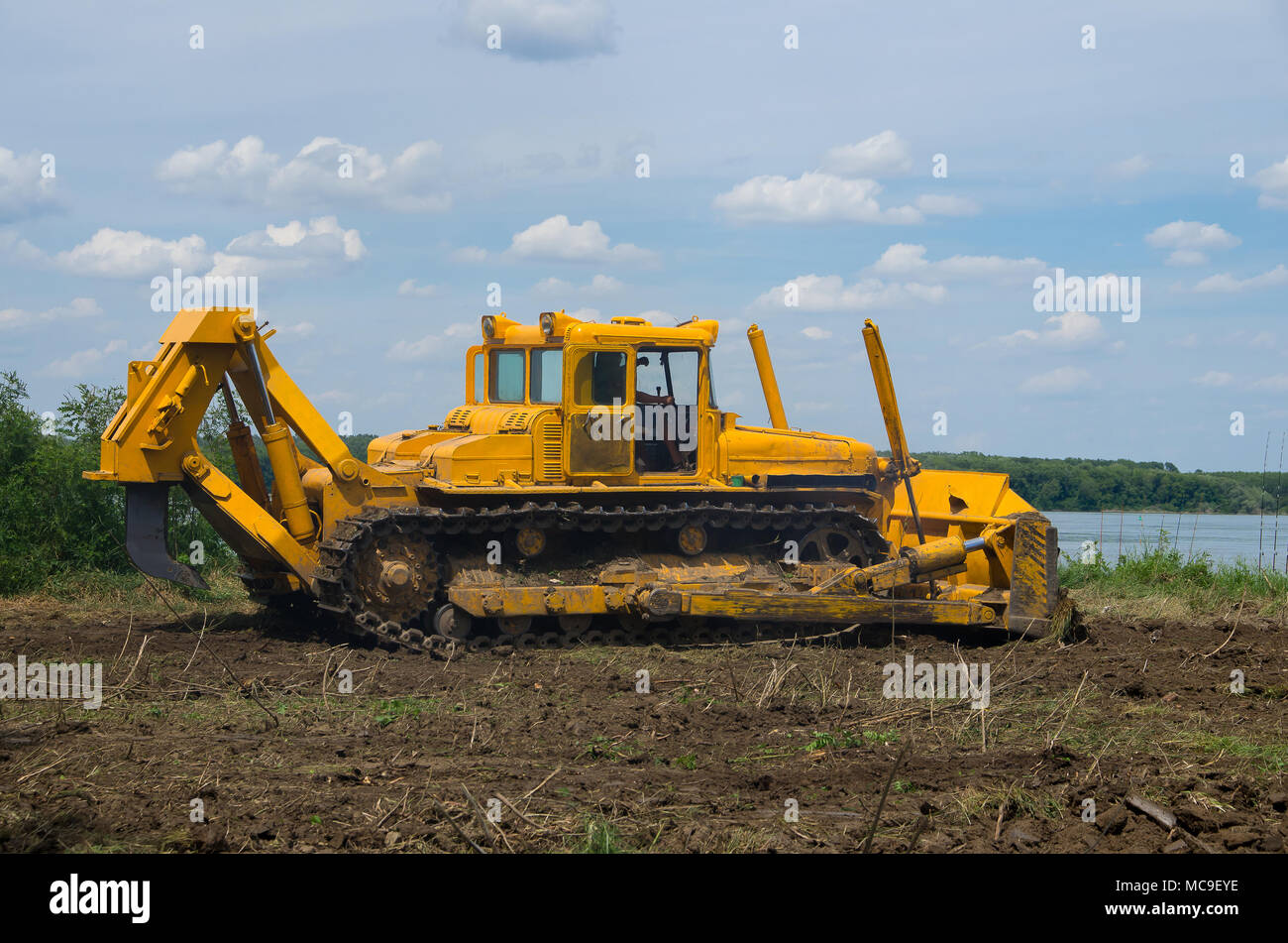 Bulldozer. La preparazione meccanica del sito per la silvicoltura. Foto Stock
