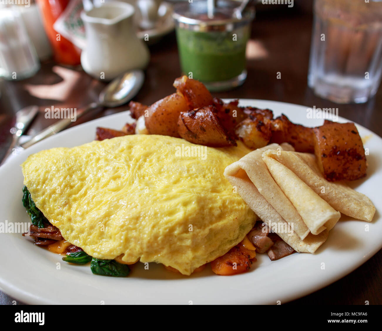 Fairfax, California - Agosto 10, 2014: Comuni colazione americana, frittata di vegetali con hash browns e tortilla Foto Stock