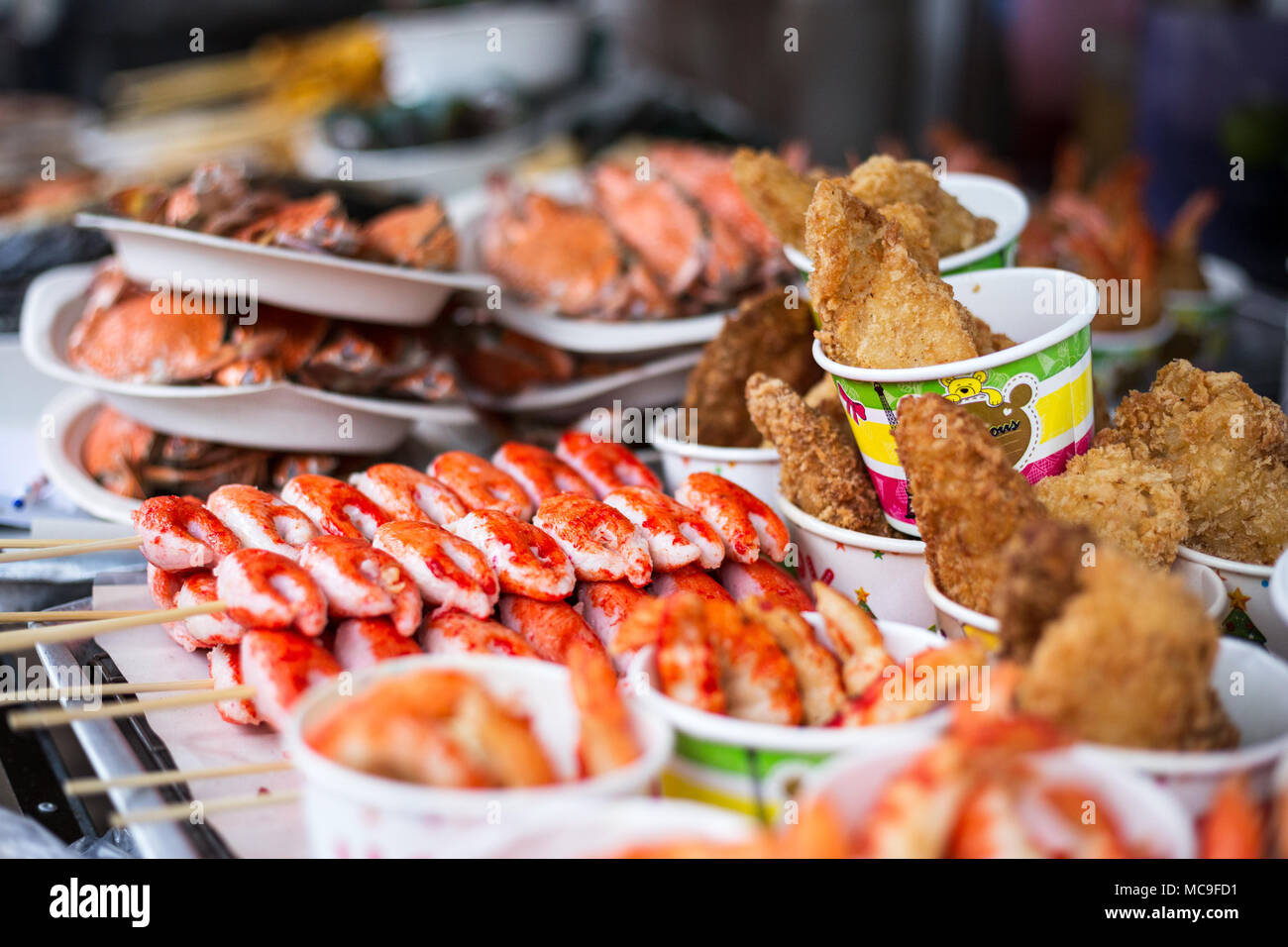 Spuntini tailandesi pronti per la vendita appena fuori dalla spiaggia Foto Stock