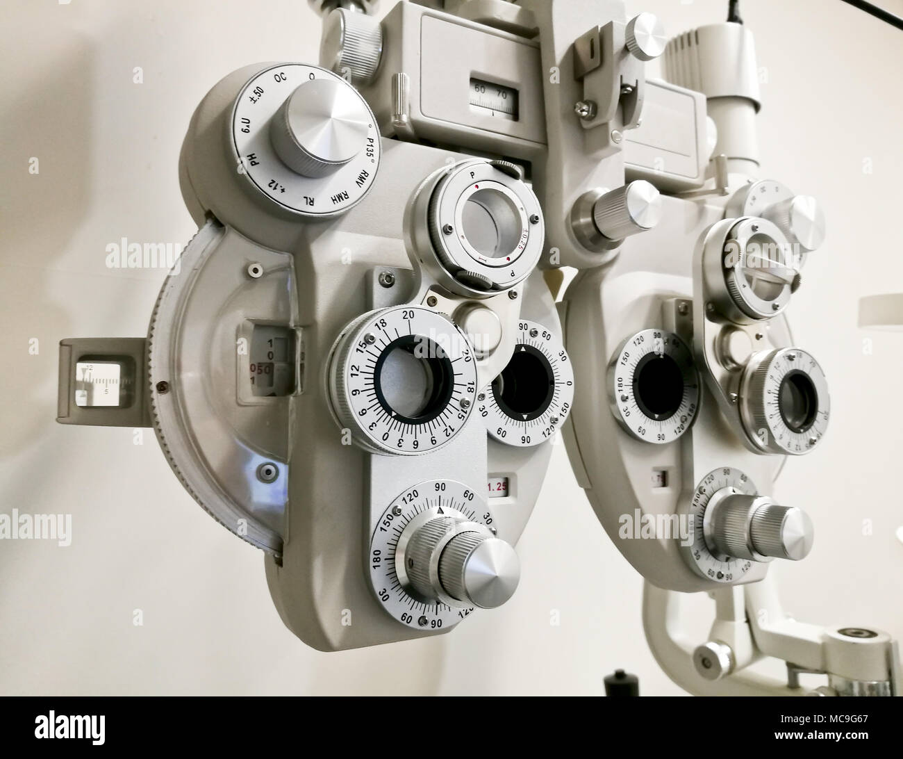 Bifocali Optometria vista dispositivo di misurazione su sfondo bianco Foto Stock