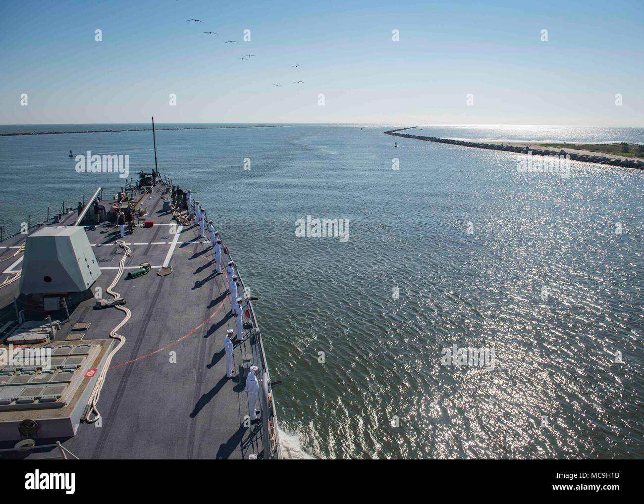 180411-N-UB406-0145 MAYPORT, Fla. (11 aprile 2018) marinai uomo le rotaie delle visite-missile destroyer USS Farragut (DDG 99) come la nave si allontana Naval Station Mayport per una distribuzione programmata come parte del Harry Truman Carrier Strike gruppo. Con USS Harry Truman (CVN 75) come ammiraglia, distribuzione di strike gruppo unità includono staffs, navi e aeromobili di Carrier Strike gruppo otto (CSG 8), Destroyer Squadron due otto (DESRON 28) e Carrier aria Wing uno (CVW-1); come pure Sachsen-classe fregata tedesca FGS Assia (F 221). (U.S. Foto di Marina di Massa lo specialista di comunicazione di terza classe C Foto Stock