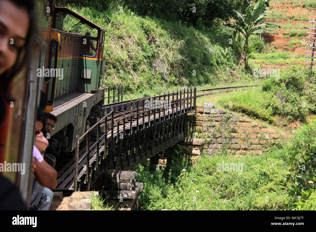 Un panoramico giro in treno da Ella a Kandy, passando un emozionante Ponte di travatura reticolare Foto Stock