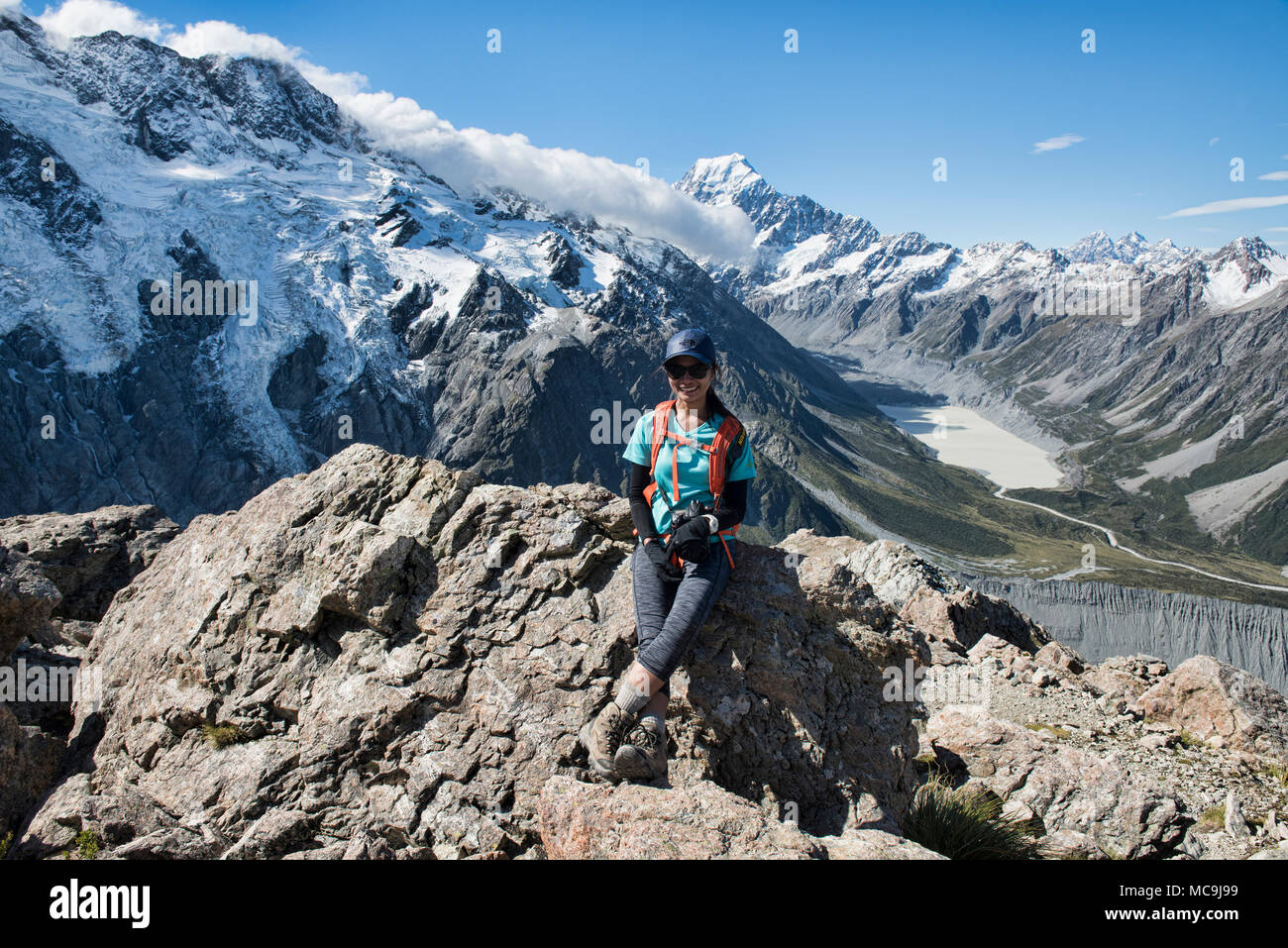 Guardando oltre il Hooker Valley e Mount Cook, Alpi del Sud, Nuova Zelanda Foto Stock