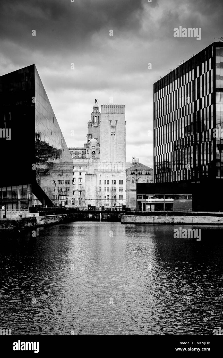 Liverpool docks, il contrasto degli edifici. Foto Stock