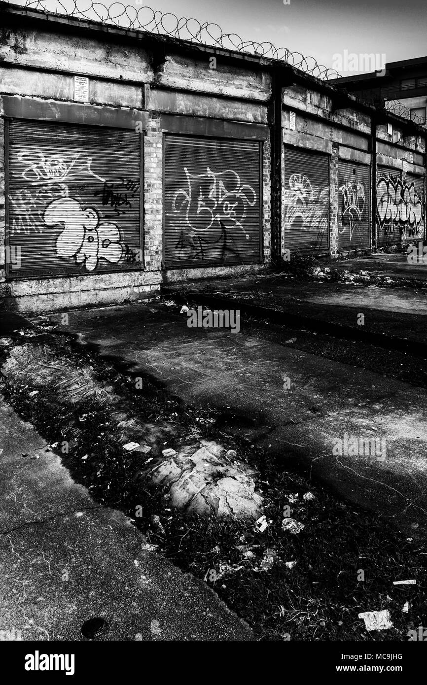 Squallido Liverpool garages e graffiti. Foto Stock