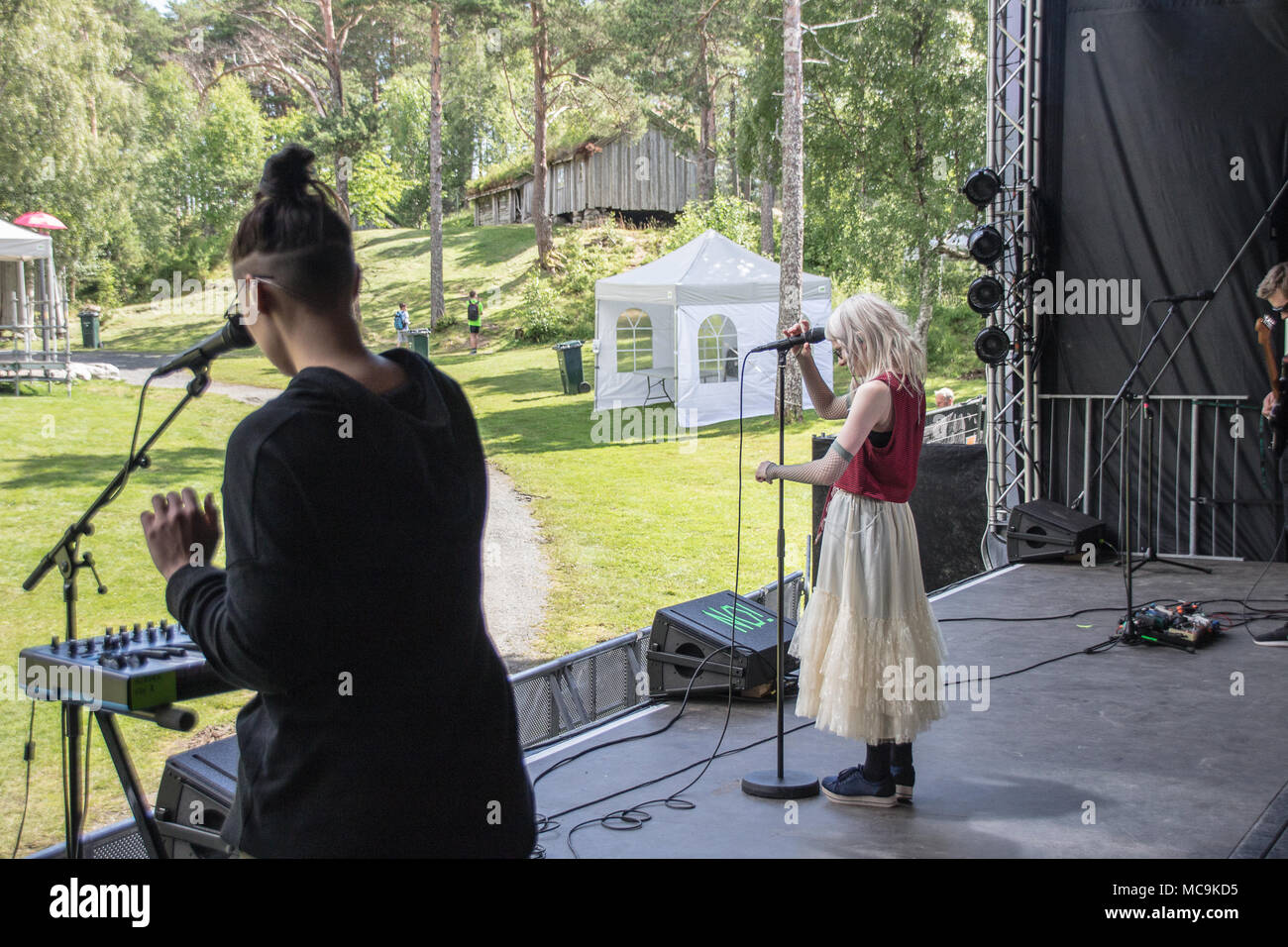 Aurora Aksnes- sound check in Molde Festival Internazionale di Jazz, Norvegia 2017. Foto Stock