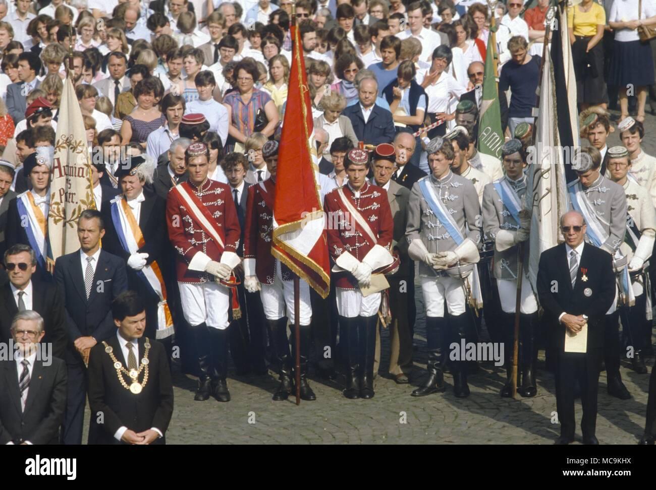 Bonn (Germania Federale) rappresentanti delle Confraternite dello studente (Studentenverbindung) durante la celebrazione religiosa del Corpus Domini (giugno 1982) Foto Stock