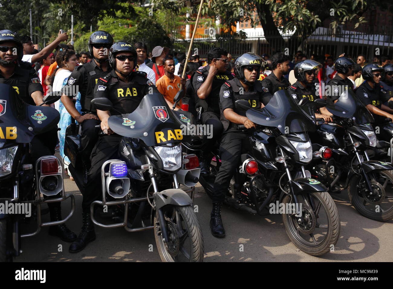 Dacca in Bangladesh. Xiii Apr, 2018. Persona di titoli (RAB - rapida azione battaglione) per dare i titoli in una sfilata per celebrare il primo giorno del Bengali nuovo anno noto come Pohela Boishakh a Dhaka. Credito: Md. Mehedi Hasan/Pacific Press/Alamy Live News Foto Stock