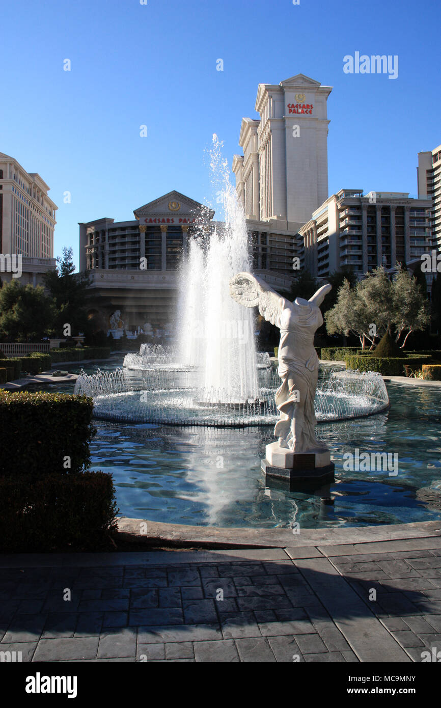 Headless statua in marmo di replica e la bella fontana di fronte al Caesars Palace Hotel e Casinò di Las Vegas, NV, STATI UNITI D'AMERICA Foto Stock