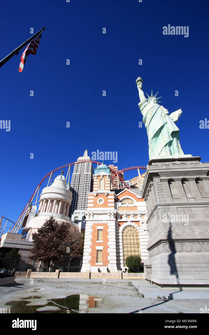 Vista della Statua della Libertà replica nella parte anteriore del artificiale dello skyline di New York e il rollercoaster del New York-New York, Las Vegas, NV, STATI UNITI D'AMERICA Foto Stock