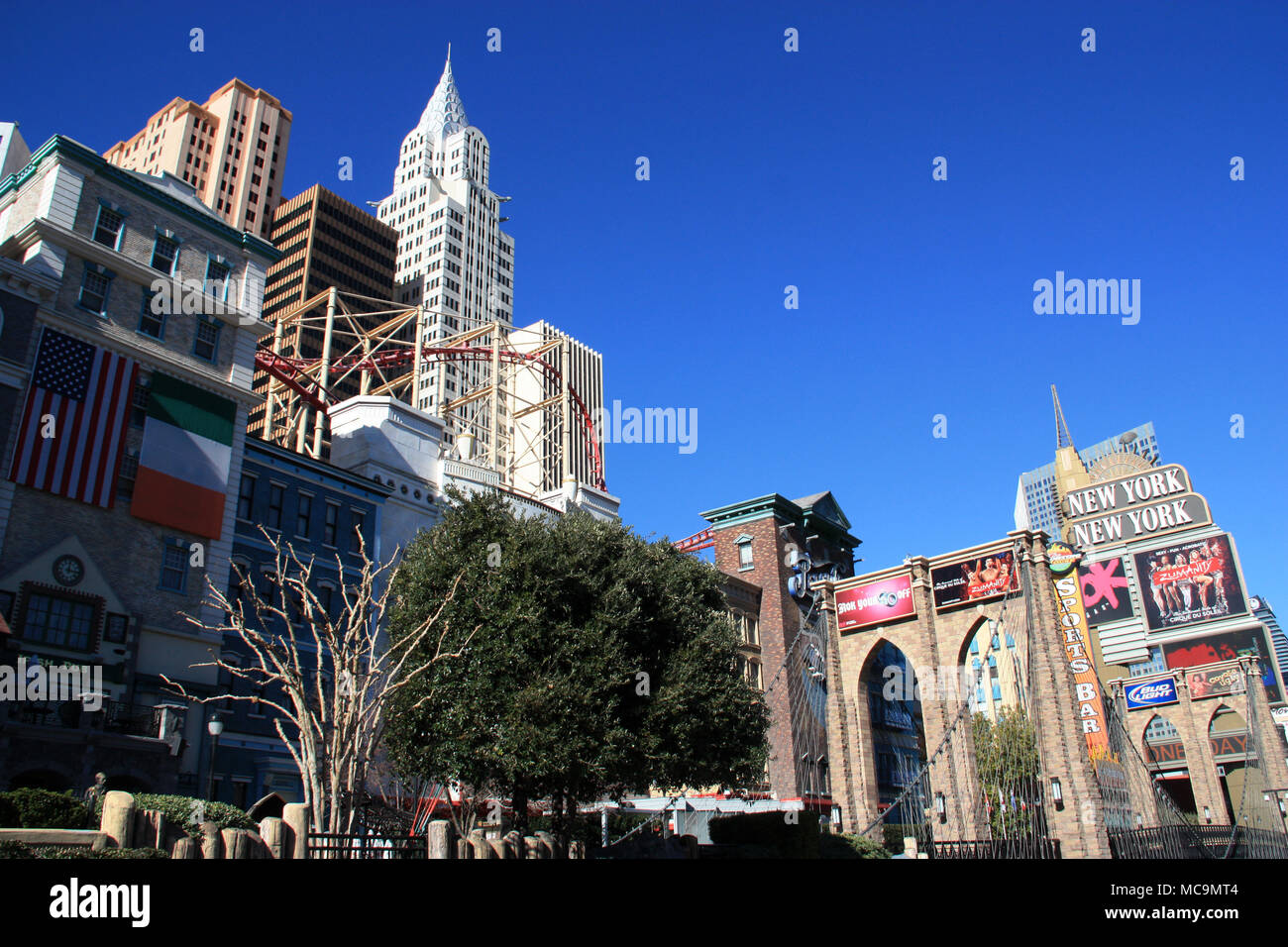 Ponte di Brooklyn replica nella parte anteriore del artificiale dello skyline di New York con il rollercoaster del New York-New York Hotel e Casinò di Las Vegas, NV, STATI UNITI D'AMERICA Foto Stock