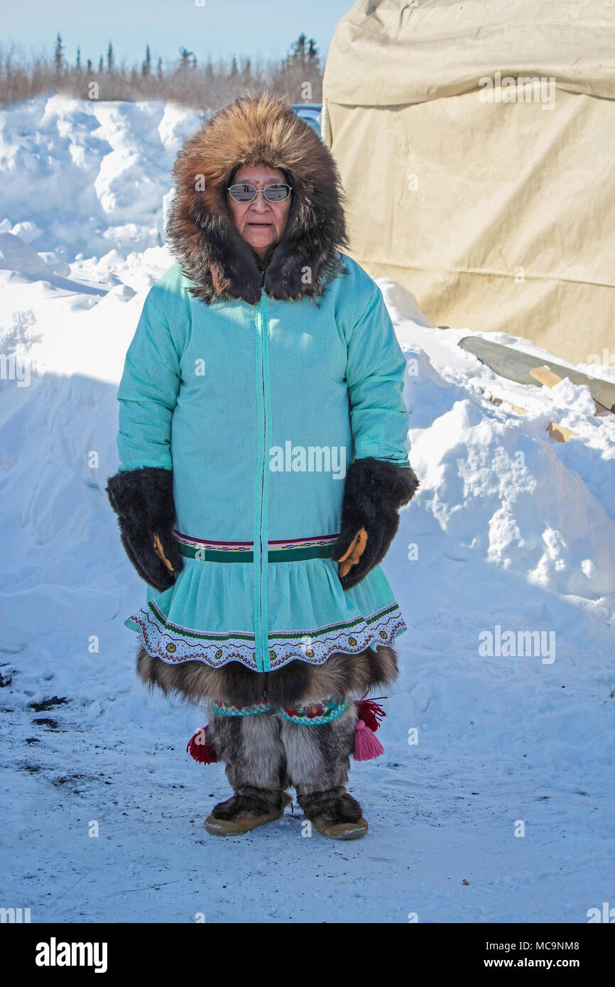 Donna indigena vestita in parka tradizionale all'aperto al Muskrat Jamboree (tenuto ogni marzo) in Inuvik, territori del Nord-Ovest, Canada. Foto Stock