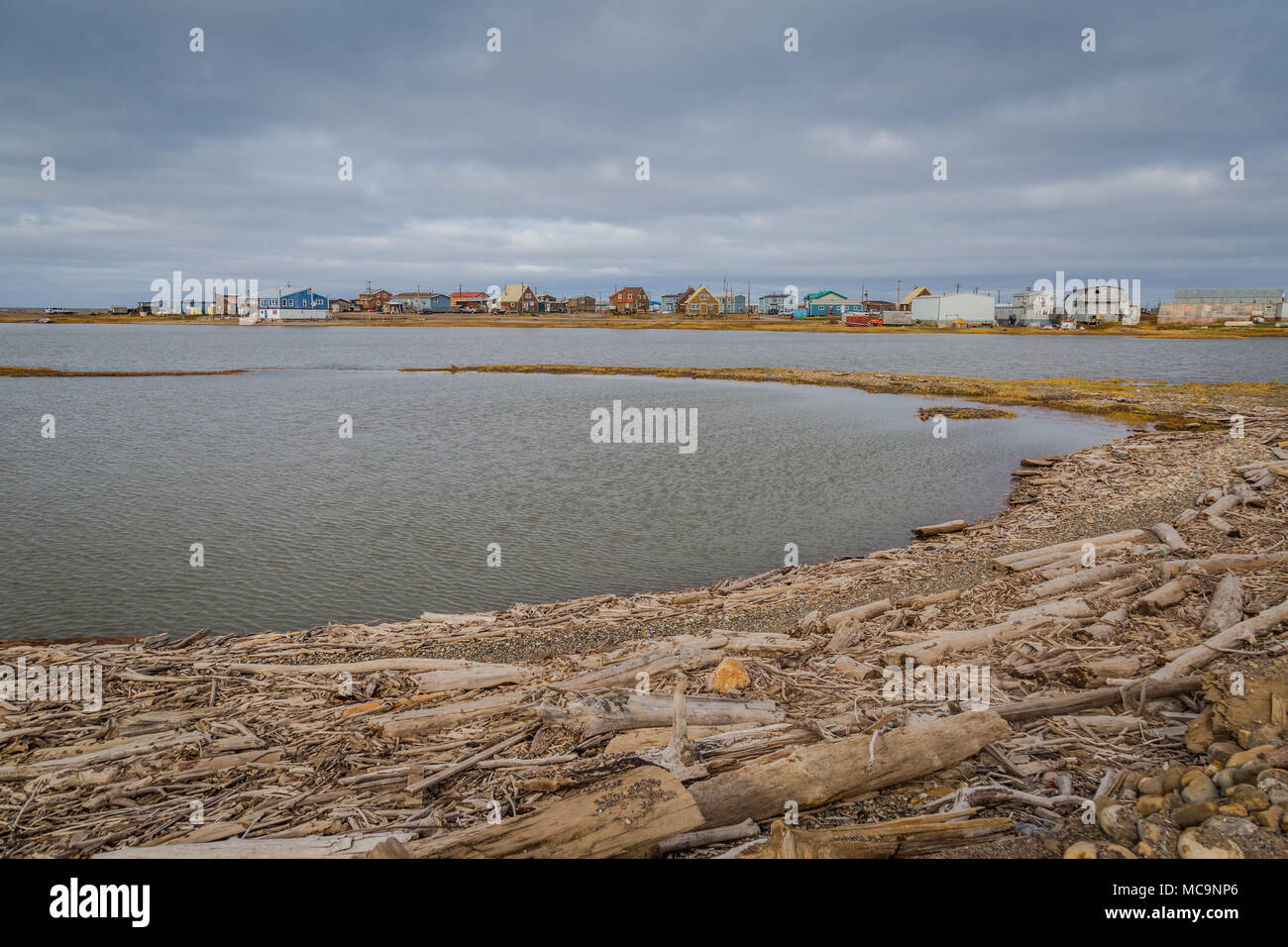 La frazione di Tuktoyaktuk lungo la costa erosa dell'Oceano Artico, territori del Nord-Ovest, Canada, dove il ghiaccio di mare si sta sciogliendo a un ritmo allarmante. Foto Stock