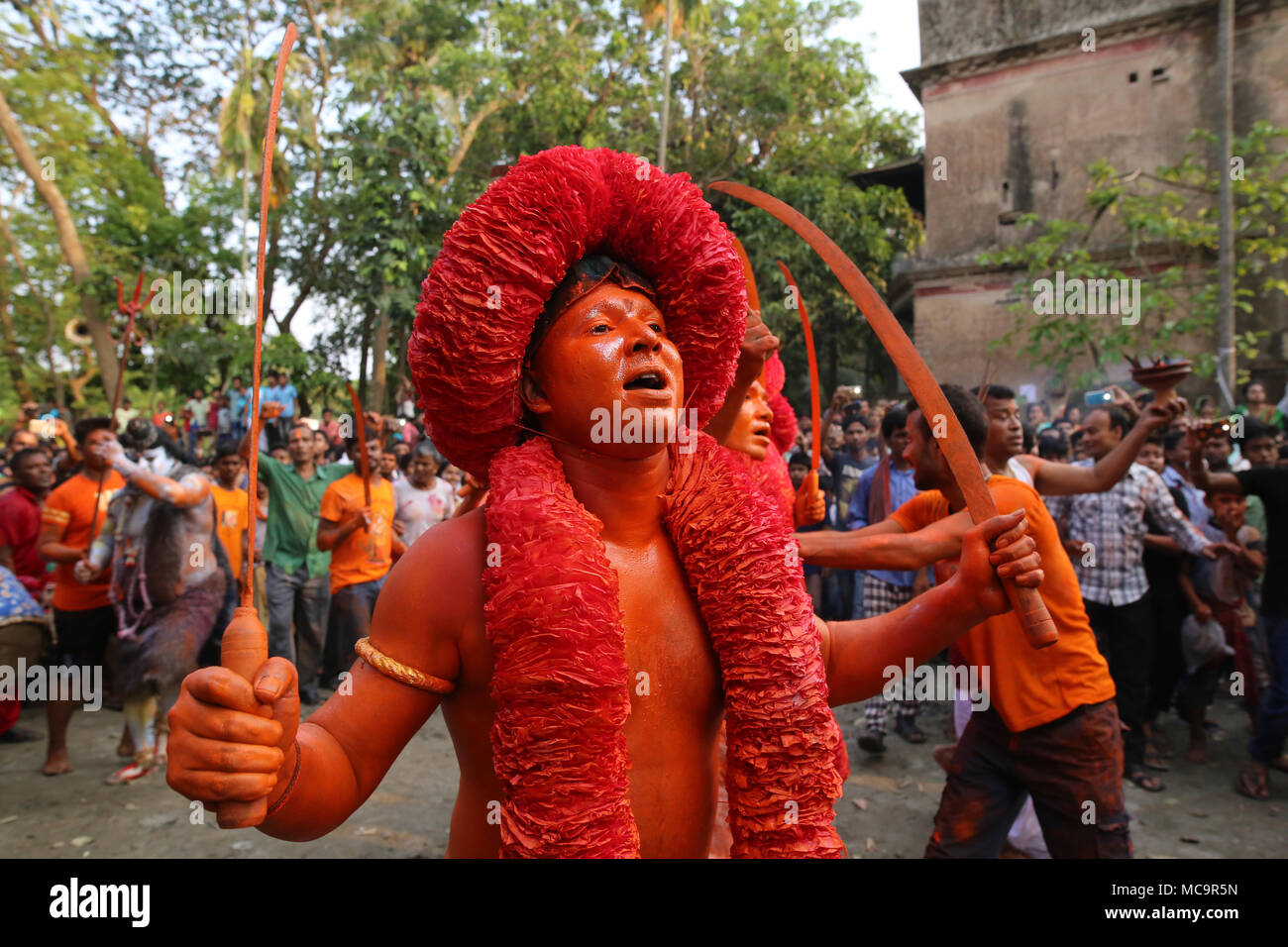 Dacca in Bangladesh. Devoti indù prendere parte nella lal Kach festival durante l'ultimo giorno del mese in Bengali in Munshigonj, vicino a Dacca in Bangladesh il 13 aprile 2018. Il festival è ben noto per la comunità locale per più di cento anni. La gioventù indù e gli uomini si dipingono con colore rosso ed assistere ad una processione di spade di contenimento come essi mostrano il potere contro il male e il benvenuto il bengali Nuovo anno 1425 il 14 aprile 2018. © Rehman Asad/Alamy Stock Photo Foto Stock