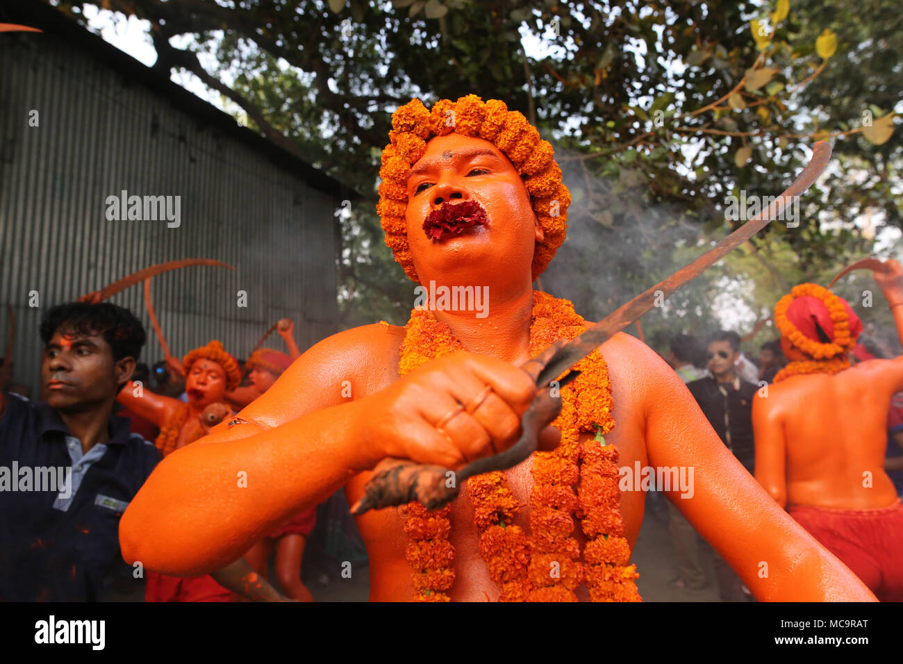 Dacca in Bangladesh. Devoti indù prendere parte nella lal Kach festival durante l'ultimo giorno del mese in Bengali in Munshigonj, vicino a Dacca in Bangladesh il 13 aprile 2018. Il festival è ben noto per la comunità locale per più di cento anni. La gioventù indù e gli uomini si dipingono con colore rosso ed assistere ad una processione di spade di contenimento come essi mostrano il potere contro il male e il benvenuto il bengali Nuovo anno 1425 il 14 aprile 2018. © Rehman Asad/Alamy Stock Photo Foto Stock