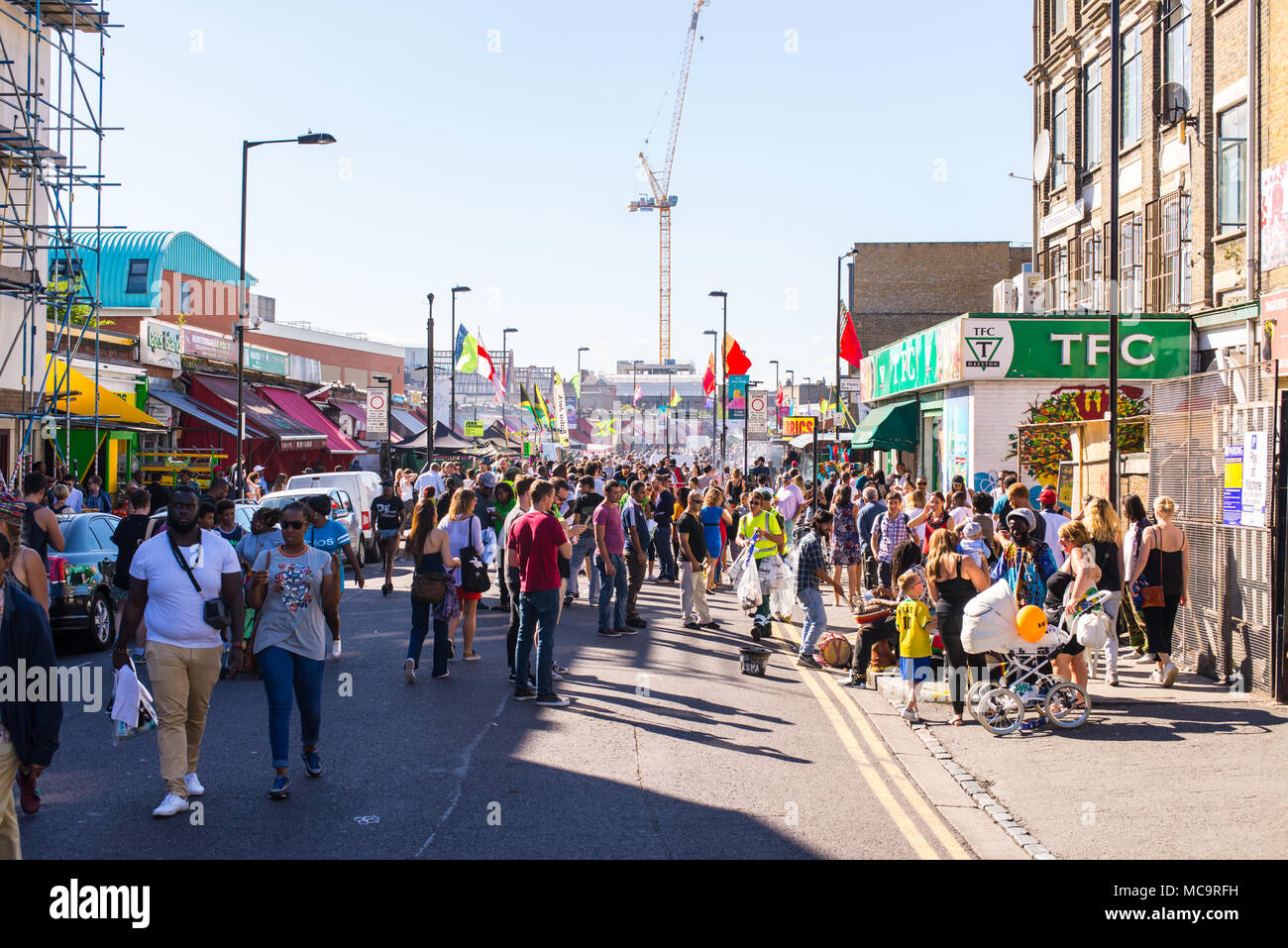Hackney, Londra, Regno Unito - 11 settembre 2016. La gente a piedi attorno a chioschi e sistemi audio durante il carnevale di Hackney 2016 in Ridley Road. Foto Stock