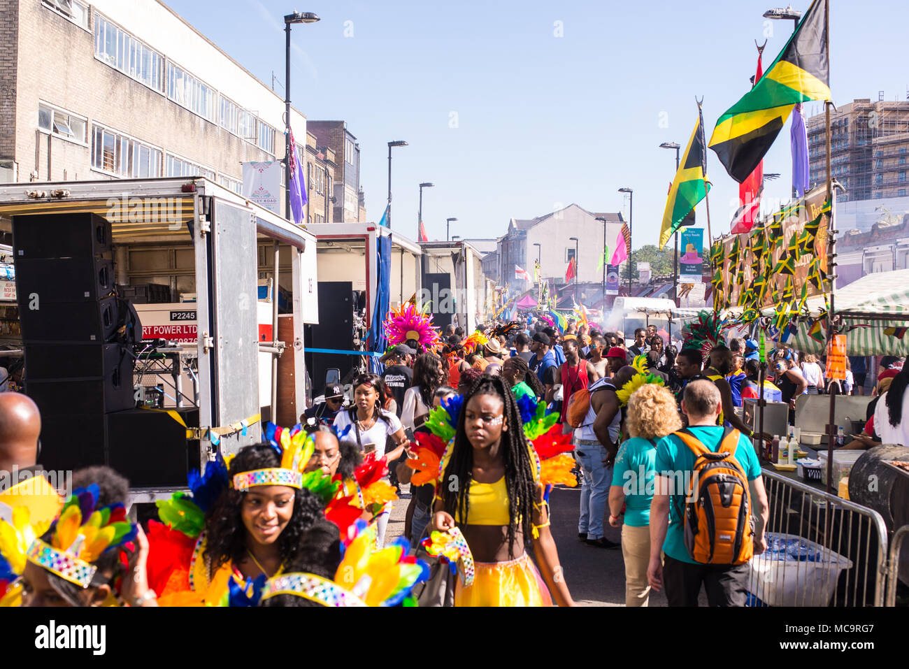 Hackney, Londra, Regno Unito - 11 settembre 2016. La gente a piedi attorno a chioschi e sistemi audio durante il carnevale di Hackney 2016 in Ridley Road. Foto Stock