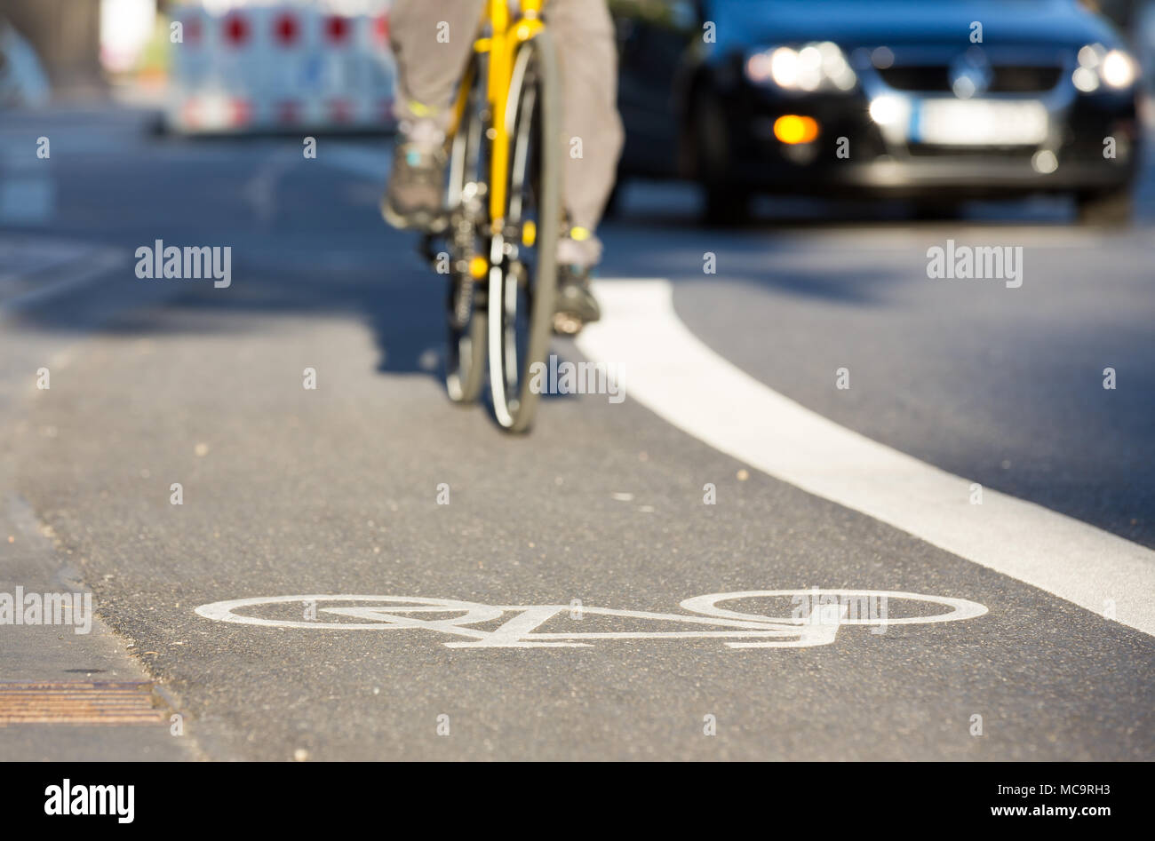 Piktogramm auf Radstreifen Foto Stock