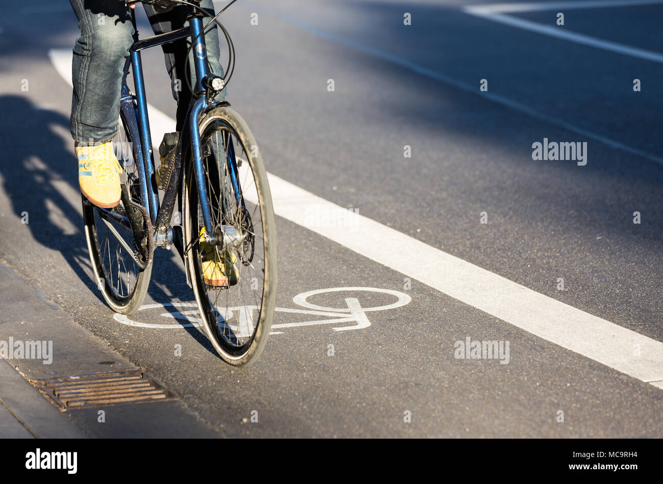 Fahrrad auf Radstreifen in Amburgo Foto Stock