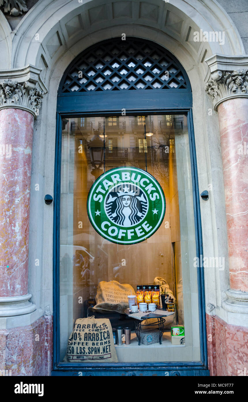 La finestra di un Starbucks Coffee shop con il celeberrimo logo di Starbucks. Foto Stock