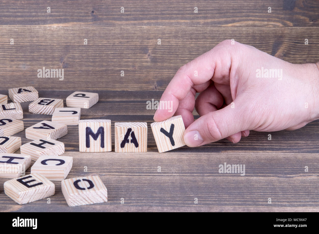 Maggio. Lettere di legno sulla scrivania in ufficio Foto Stock