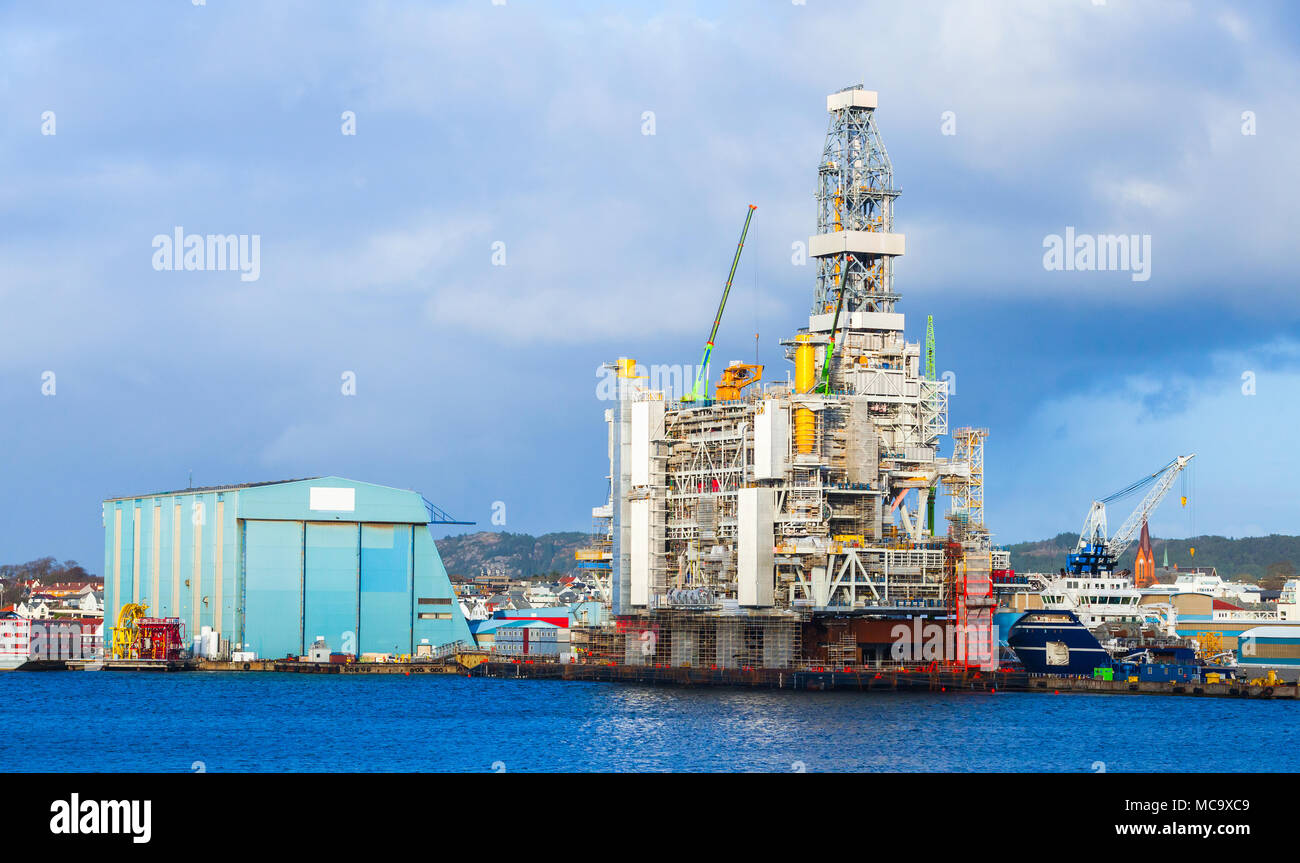Città di Haugesund, Norvegia. Piattaforma petrolifera è in costruzione nell'area del cantiere a Risoy Foto Stock
